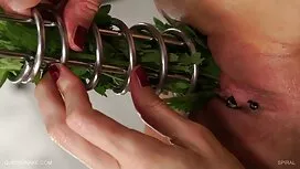 کلاس کارشناسی ارشد در مورد نحوه انتخاب جوجه در خیابان. یک مالاتو به همراه دوستش عکس سکسی کون گشاد عوضی جوان را می گیرد و او را به یک کافه می برد ، جایی که پس از یک کوکتل ، او را به توالت می برند و یک کلبه جوان را خفه می کنند.