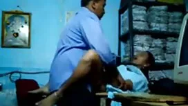 عوضی عكس كس وكون چربی با سینه های بزرگ ، ویبره خود را محافظت می کند