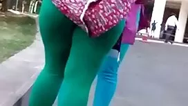 در حین اجرا ، دختر آماده انجام هر کاری است ، استمناء عکس های سکسی کس وکیر می کند و می خورد ، همه چیز را بالا می برد ، بدون اینکه سرطان را زیر سوال ببرد ، در صنعت پورنو شغل پیدا کند