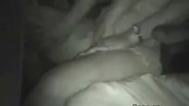 او با شرمندگی چشمان خود را پشت شیشه های کوسبرزیلی خود پنهان کرد و جناح مقعدی محکم را نگه داشت