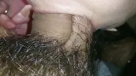 این دو مرد یک لب دادنسکسی عوضی سیاه را در رختخواب عوض می کنند.
