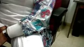 دختری سرخ سه کیردریک کوس خوش طعم سکسی با سینه های بزرگ در دفتر گیر می کند