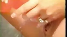 زن جوان آسیایی با نوک غلیظی که خودش را با انگشت در عكس سكسى خارجى یک میز می نوازد