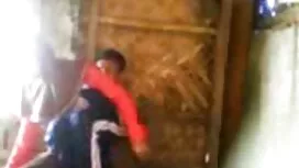 یک راننده تاکسی موی خاکستری ، یک زن سکسی شلوغ را در ماشین گرفتار عكس كير كون می کند
