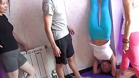 سبزه سکسی یک dildo ضخیم بزرگ را در گربه خود انجمن کیر و کس وارد کرد