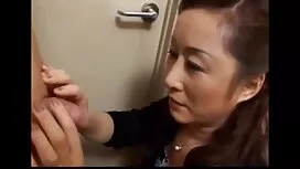 شادی جوجه ای توسط یک شخص سیاه گرفتار شده است عكس كير وكوس